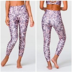 Onzie Wild Thing Cheetah Leopard Print High Rise Midi Cropped Leggings